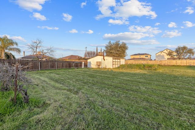 1725 E Goshen Avenue E, Visalia, CA 93292