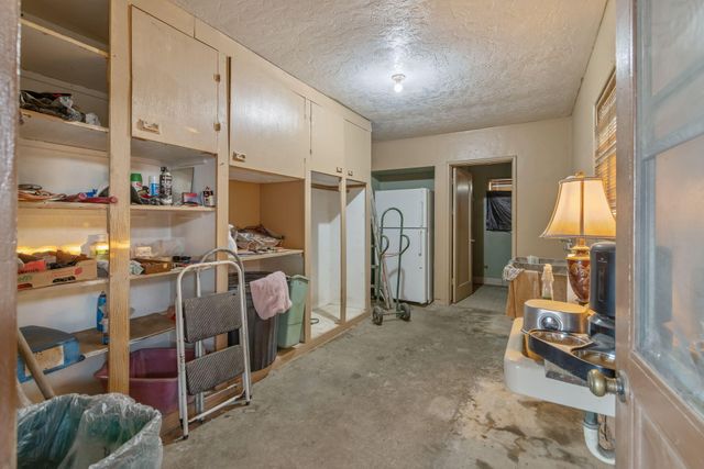 1725 E Goshen Avenue E, Visalia, CA 93292