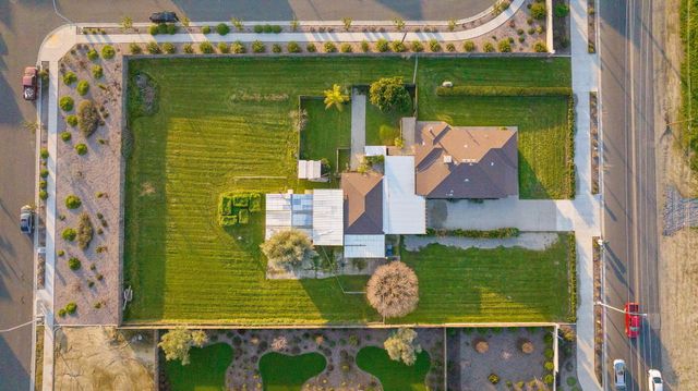 1725 E Goshen Avenue E, Visalia, CA 93292