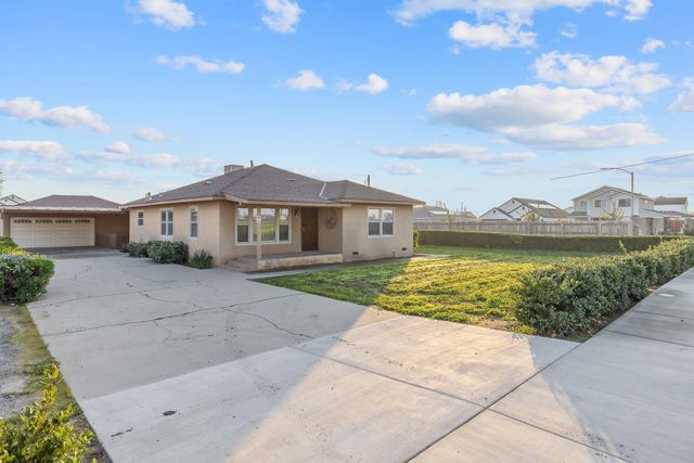 1725 E Goshen Avenue E, Visalia, CA 93292