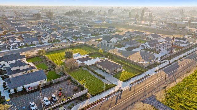 1725 E Goshen Avenue E, Visalia, CA 93292