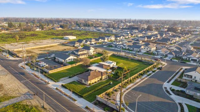 1725 E Goshen Avenue E, Visalia, CA 93292