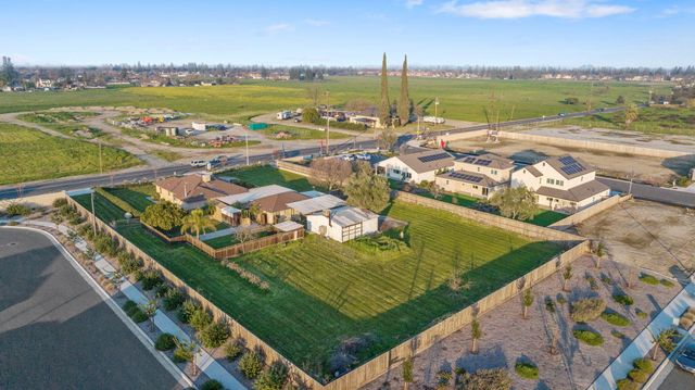 1725 E Goshen Avenue E, Visalia, CA 93292