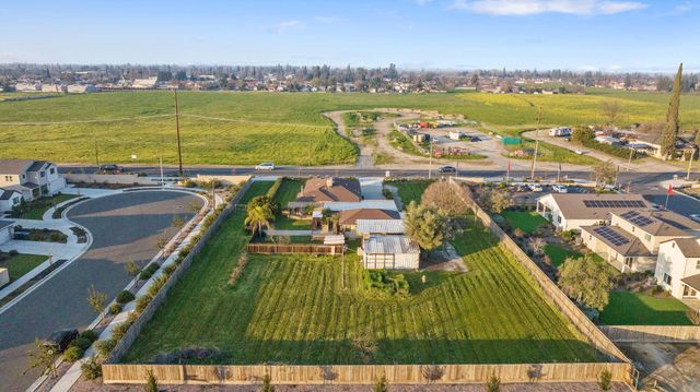 1725 E Goshen Avenue E, Visalia, CA 93292