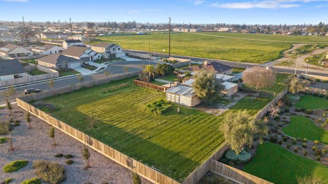 1725 E Goshen Avenue E, Visalia, CA 93292