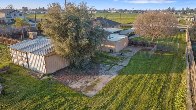 1725 E Goshen Avenue E, Visalia, CA 93292