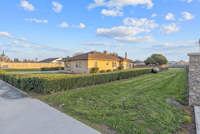 1725 E Goshen Avenue E, Visalia, CA 93292