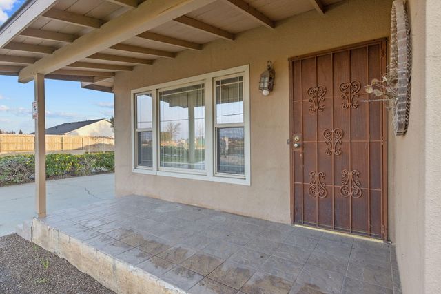 1725 E Goshen Avenue E, Visalia, CA 93292