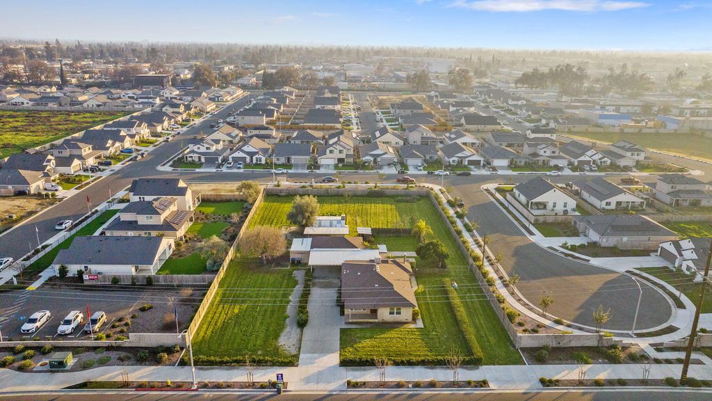 1725 E Goshen Avenue E, Visalia, CA 93292