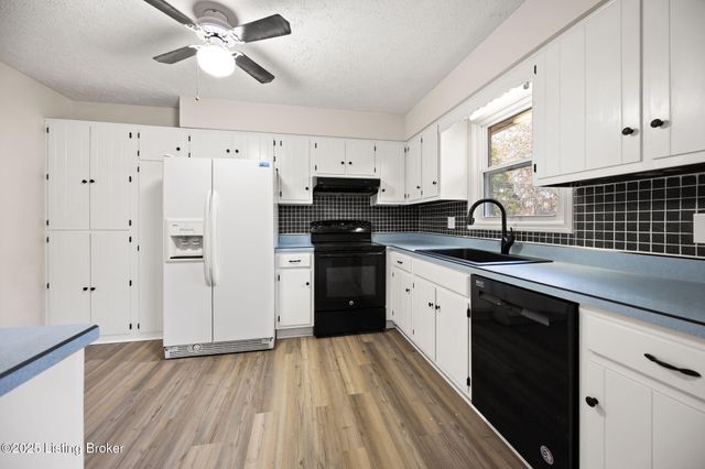 929 Hickyory Drive, Vine Grove, KY 40175