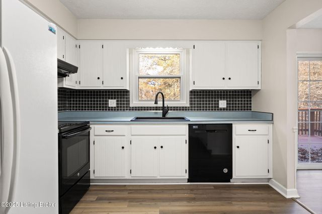 929 Hickyory Drive, Vine Grove, KY 40175