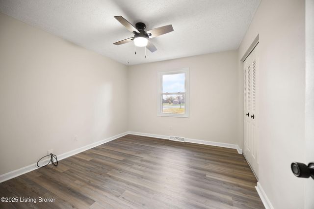 929 Hickyory Drive, Vine Grove, KY 40175