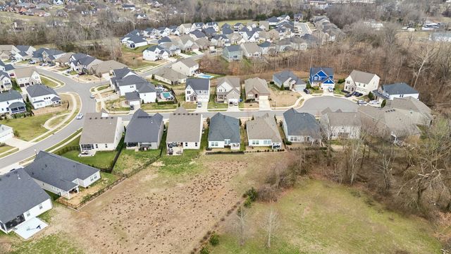 206 Woodhall Ct, White House, TN 37188