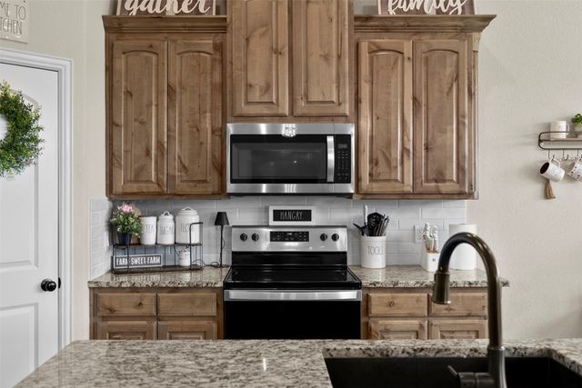 209 Bayless Avenue, Godley, TX 76044