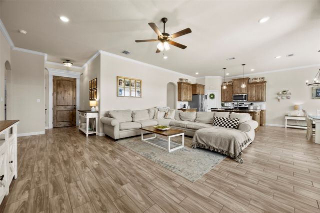 209 Bayless Avenue, Godley, TX 76044