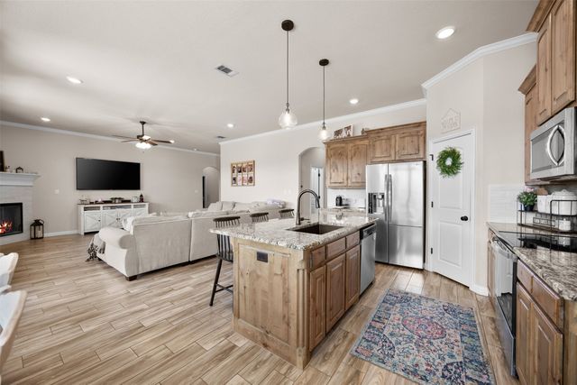 209 Bayless Avenue, Godley, TX 76044