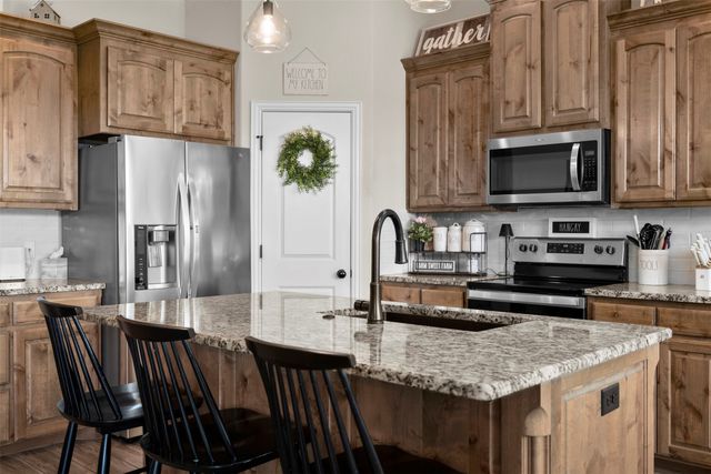 209 Bayless Avenue, Godley, TX 76044