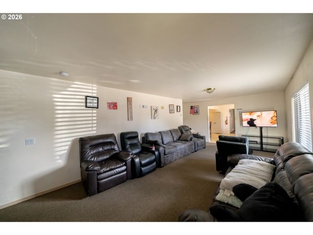1400 CLAY St Ne, Salem, OR 97301