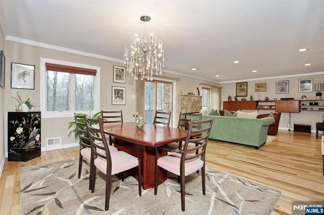 10 Romopock Court, Mahwah, NJ 07430