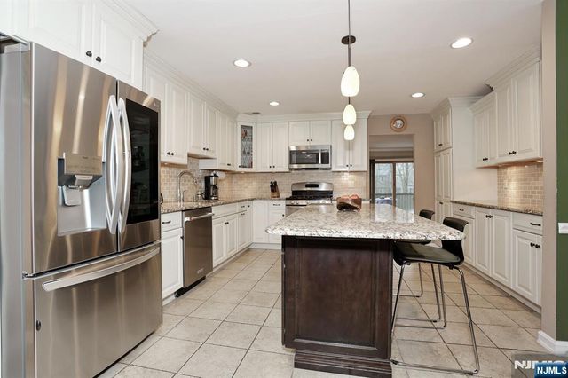 10 Romopock Court, Mahwah, NJ 07430