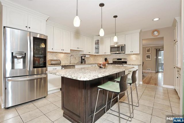 10 Romopock Court, Mahwah, NJ 07430