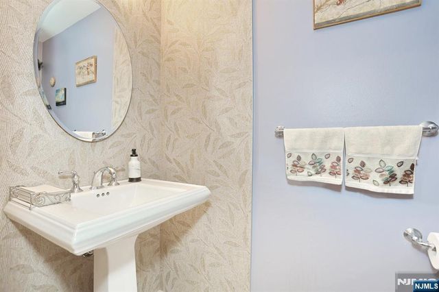 10 Romopock Court, Mahwah, NJ 07430