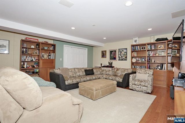 10 Romopock Court, Mahwah, NJ 07430