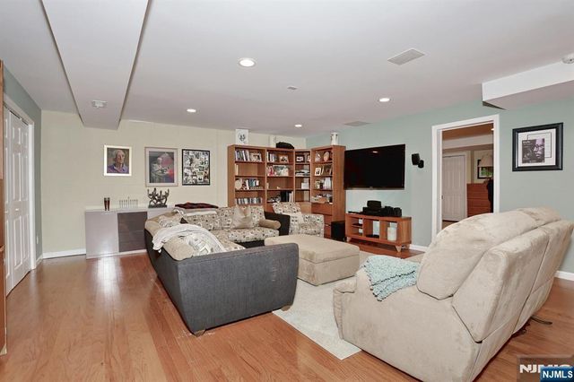 10 Romopock Court, Mahwah, NJ 07430