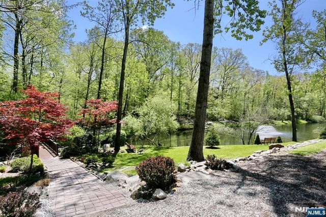 10 Romopock Court, Mahwah, NJ 07430