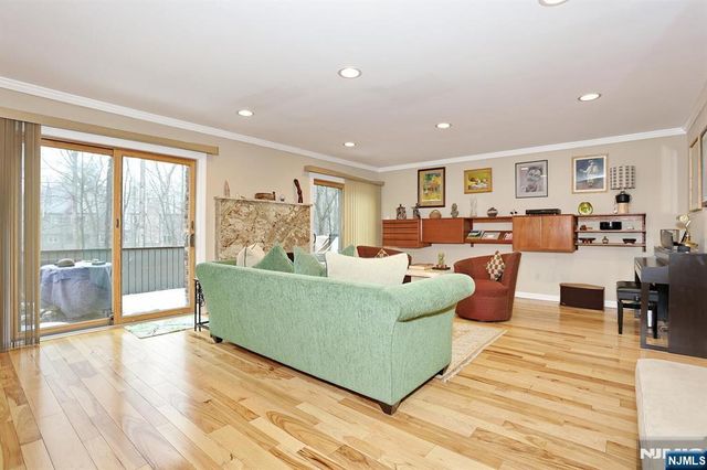 10 Romopock Court, Mahwah, NJ 07430