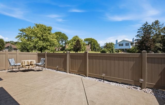 8037 Wildwood Lane, Darien, IL 60561