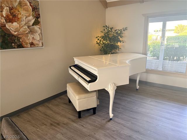 5107 Royal Avenue 235, Las Vegas, NV 89103