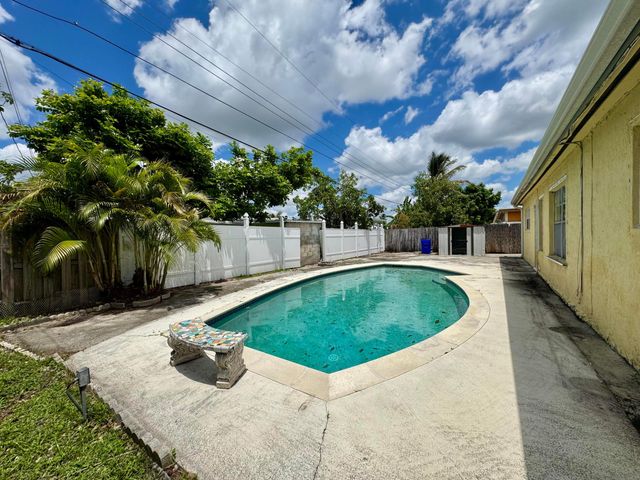 3941 NW 36th Terrace, Lauderdale Lakes, FL 33309
