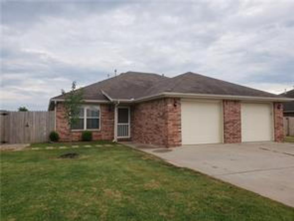 320 E Laura Street, Rogers, AR 72756