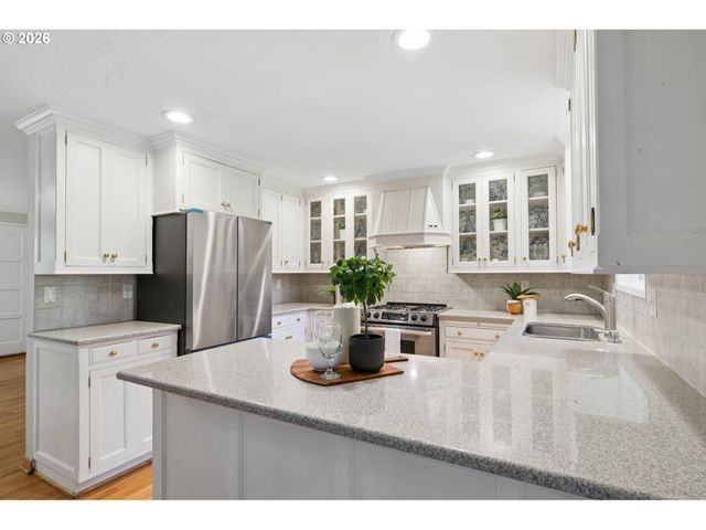 5253 TIMBERGROVE St, Lake Oswego, OR 97035