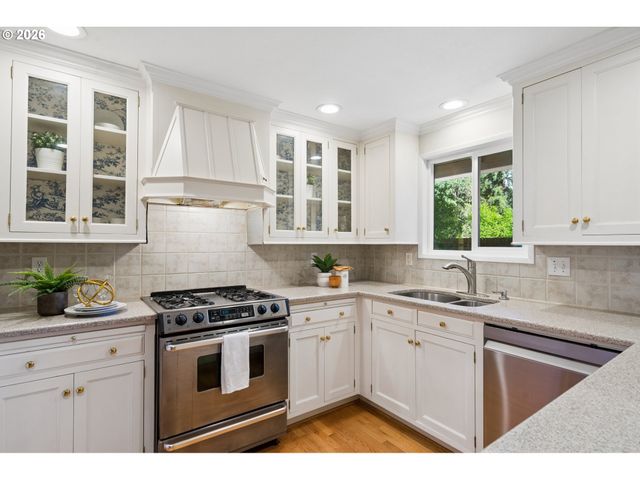 5253 TIMBERGROVE St, Lake Oswego, OR 97035