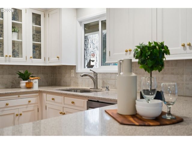 5253 TIMBERGROVE St, Lake Oswego, OR 97035