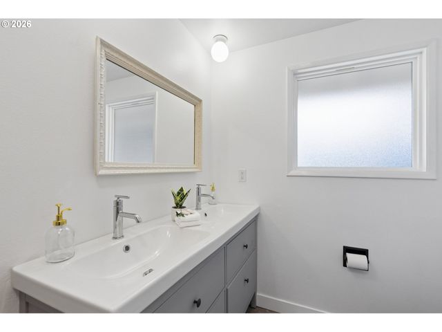 5253 TIMBERGROVE St, Lake Oswego, OR 97035