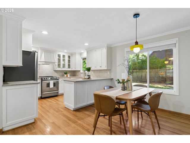 5253 TIMBERGROVE St, Lake Oswego, OR 97035