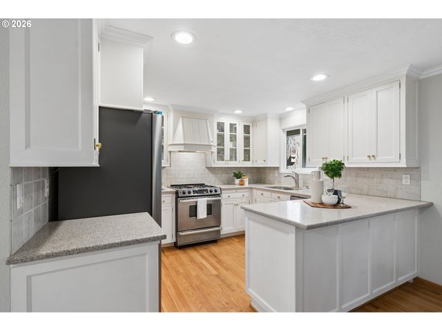 5253 TIMBERGROVE St, Lake Oswego, OR 97035