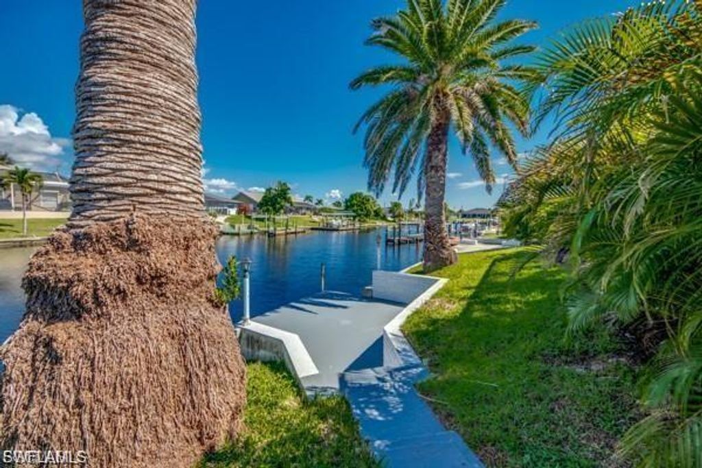711 SE 33rd TER, CAPE CORAL, FL 33904 — exterior