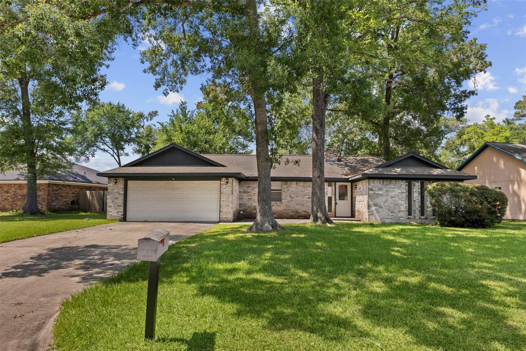 706 S Hyannis Port Street, Crosby, TX 77532