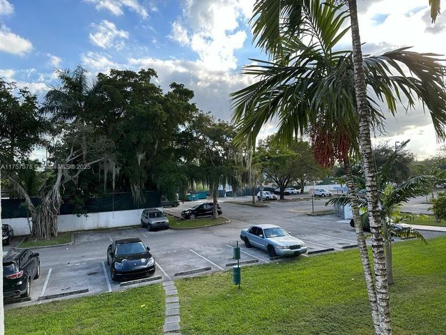 492 NW 165th St Rd C-211, Miami, FL 33169