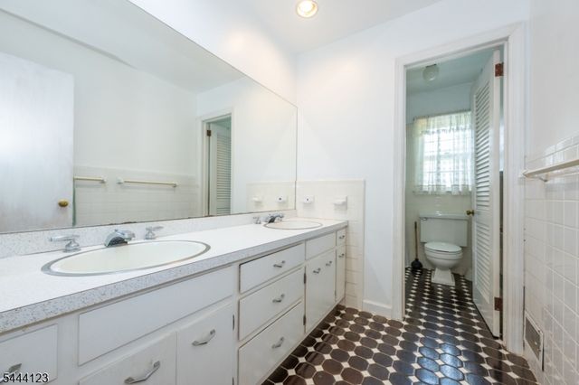 5 Brookwood Dr, West Caldwell Twp., NJ 07006