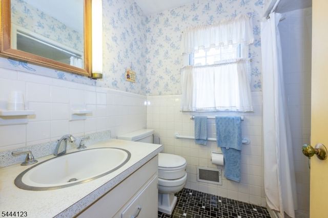 5 Brookwood Dr, West Caldwell Twp., NJ 07006
