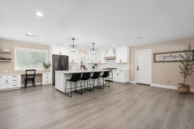 6220 S Clara Avenue, Fresno, CA 93706