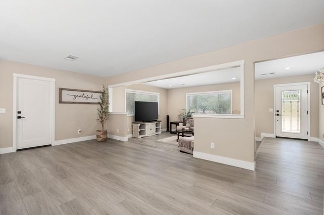 6220 S Clara Avenue, Fresno, CA 93706