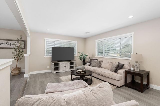 6220 S Clara Avenue, Fresno, CA 93706