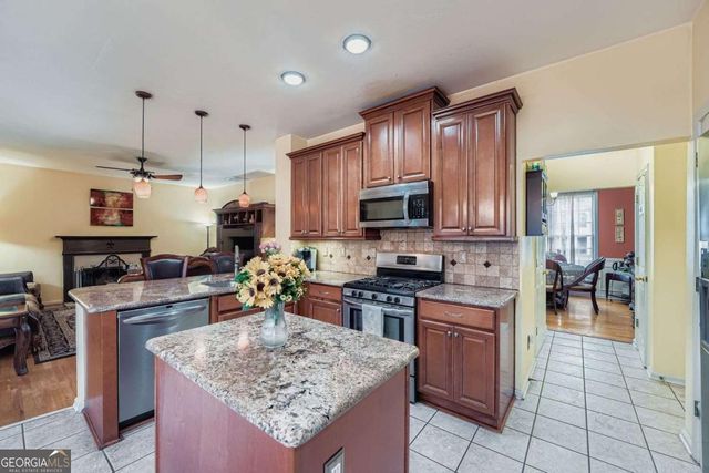 932 Huntsman Trace, Lawrenceville, GA 30045