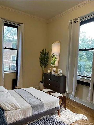 2106 35 C3, Astoria, NY 11102